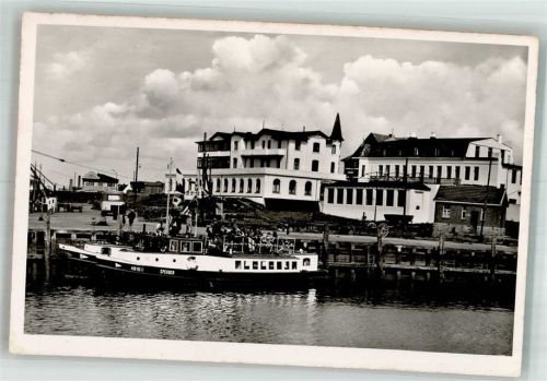 Büsum Fahrgastschiff Sperber vor Hotel Büsumer Hof