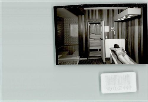 57647 W5239 Nistertal , Westerw FOTO KEINE AK Bikini Frau unter der Sonnenlampe