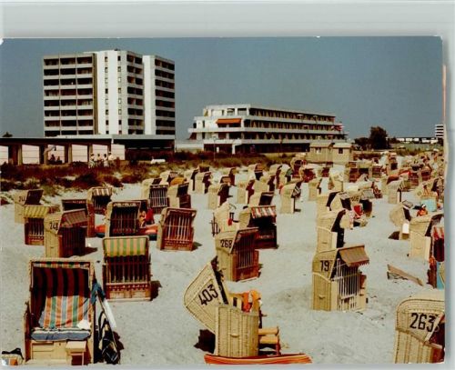 Großenbrode Strand strandkörbe im Hintergrund Appartementhäuser Vierjahreszeiten
