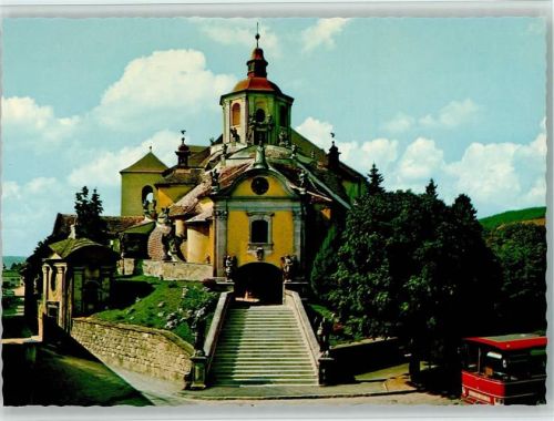 Eisenstadt Haydnkirche roter Bus kommt