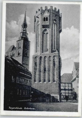 Tangermünde Turm Haus Fußgänger