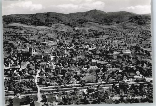 79346 W7833 Endingen am Kaiserstuhl - Berg Panorama Fliegeraufnahme