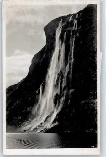 Wasserfälle im Fjord