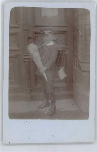 Berga Foto-Aufnahme, 1. Schultag, Junge mit Zuckertüte