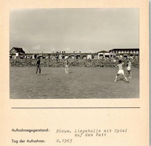Büsum Liegehalle mit Spiel auf dem Watt Foto montiert auf Karton