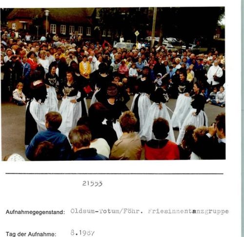 Utersum Friesentanzgruppen Foto montiert auf Karton