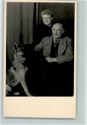 Älteres Paar mit Schäferhund Schäferhund