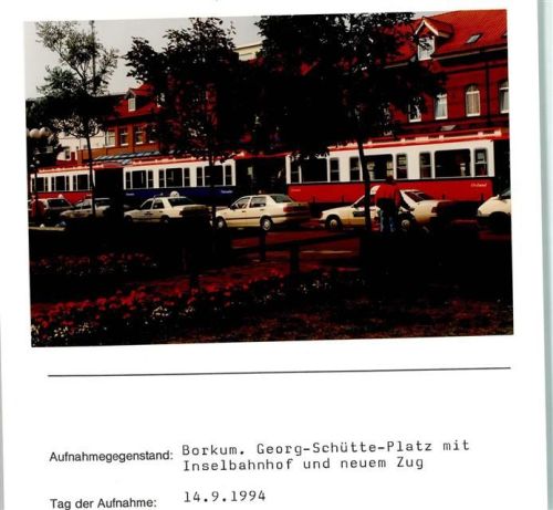 Borkum Georg-Schütte-Platz mit Inselbahnhof und neuem Zug Foto montiert auf Karton