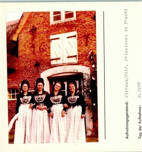 Utersum Friesinnen in Tracht Foto montiert auf Karton