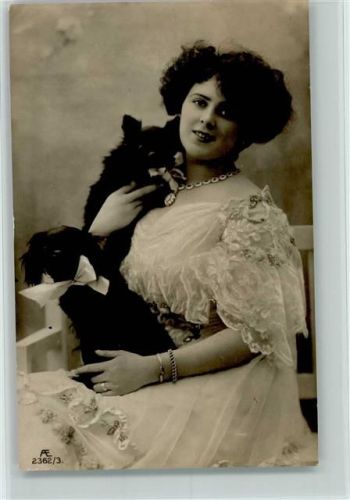 Frau mit Hunden im Arm
