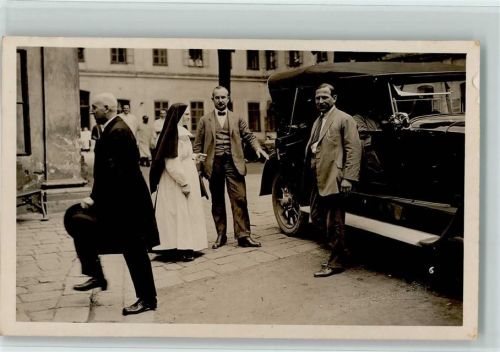1937 Nonne begrüßt Persönlichkeiten, die aus dem Auto steigen