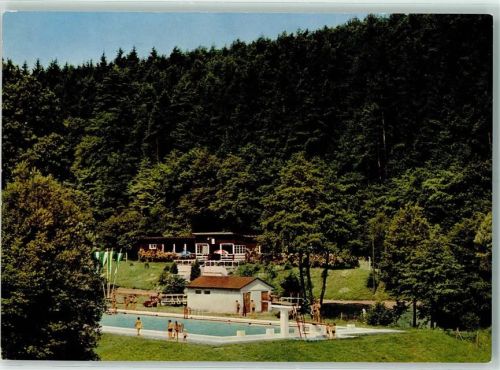 Buchen Rückseite mit Abschürfungen bzw Kleberesten Schwimmbad