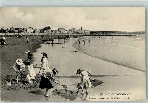 Les Sables-d'Olonne 1918 Enfants jouant sur la Plage - Strandleben AK
