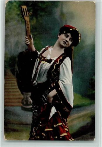 Frau in Tracht mit einer Gitarre AK