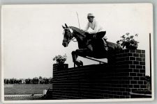 Sprung über das Hindernis Hindernisreiten 1949 Privatfoto AK