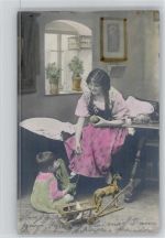Wolle aufwickeln - Kleiner Junge mit Spielzeug hilft seiner Mutter dabei - An der Wand hängt ein Vogelkäfig Stricken 1908