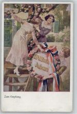 Frauen mit einem geschmücktem Schild Willkommen Daheim, Schwarz-Weiß-Rot