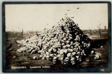 Ein großer Haufen menschlicher Schädel als Folge von Krieg Tod Kriegsnot Künstlerkarte