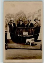 Fass A Barrel of Fun Hund Frauen Hutmode Charles Howell Fotograf Fotomontage