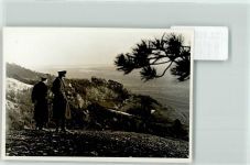 Der Füher schaut von einer Hügelkuppe in die darunter liegende Ebene Hitler FOTO KEINE AK