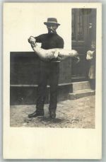 Fischer posiert mit einer Robbe Robbe 1910 Privatfoto AK