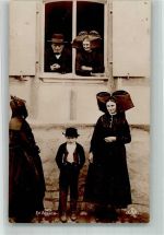 Strasbourg Straßburg Familie am Fenster in Tracht Ort lt. Fotograf Trachten Elsass