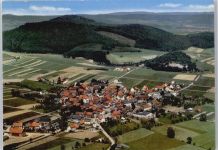 34549 W3593 Kleinern - Fliegeraufnahme Berg Feld Haus