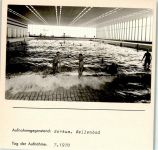 26757 W2972 Borkum FOTO KEINE AK Wellenbad Badekappenpflicht Innenaufnahme Foto montiert auf Karton