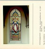 26757 W2972 Borkum FOTO KEINE AK Buntglasfenster in der Kath. Kirche Foto montiert auf Karton