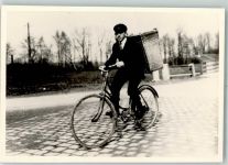 24937 W2390 Flensburg Privatfoto KEINE AK Radfahrer Ort handschriftlich