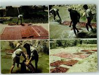 Beruf Iran nach dem Knüpfen werden die Teppiche geklopft und gewaschen AK Teppich