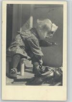 Kind putzt Schuhe - Foto 1953 AK Schuster