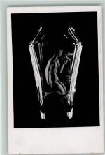 Glaskunst Foto AK nackte Frau im Glas Glasbläser