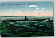 Deutsches Unterseebott in voller Fahrt an der Wasseroberfläche Marineschiffspost U-Boot