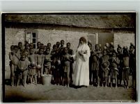 Mission Nonne verteilt an die Kinder Kokosnüsse Kolonien FOTO KEINE AK