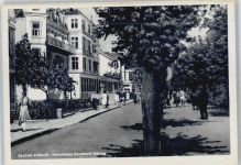 17375 O2111 Ahlbeck - Ferienheim Straße Fußgänger Baum