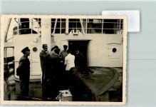 24937 W2390 Flensburg FOTO KEINE AK Gruppenbild auf Schiffsdeck Ort handschriftlich