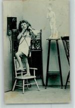 Wandtelefon - Kind steht auf einem Stuhl - Flecken Telefon 1911