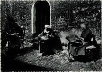 Frauen sitzen vor dem Haus und arbeiten Foto AK Belgien Bruges Spitze (Klöppeln)