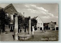 49762 W4474 Lathen - Marktplatz Kreissparkasse Brunnen abgedeckt