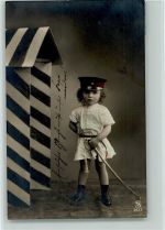 Mädchen als Wachposten Foto AK Kinder in Uniform