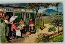 Zeitung lesen - Klöppeln vor dem Haus, Pöhlberg Spitze (Klöppeln) Künstlerkarte