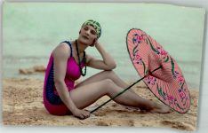 Frau im Badeanzug Sonnenschirm Badekappe handkolorirt Verlag A. Noyxer 1102 Art Deco Foto AK