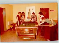 W6755 Hochspeyer Jugendherberge Innenaufnahme Jugendliche spielen Billard Billard FOTO KEINE AK