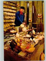 Holzschumacherr Klompenmaker in der Schnitzwerkstatt Holzschuh
