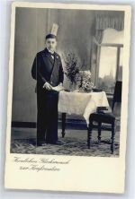 Junge mit Buch Konfirmation