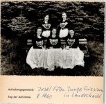 25938 W2270 Utersum FOTO KEINE AK Junge Friesinnen in Landestracht Foto montiert auf Karton