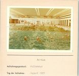 26757 W2972 Borkum FOTO KEINE AK Wellenbad Badekappenpflicht Innenaufnahme Foto montiert auf Karton