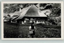 W7828 Feldberg , Schwarzwald Schwarzwälder Bauernhaus Junge Frau in Tracht Trachten Schwarzwald