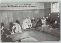 Passage evacues francais - Krankenschwestern - Vieillards recevant des soins medicaux Flüchtling